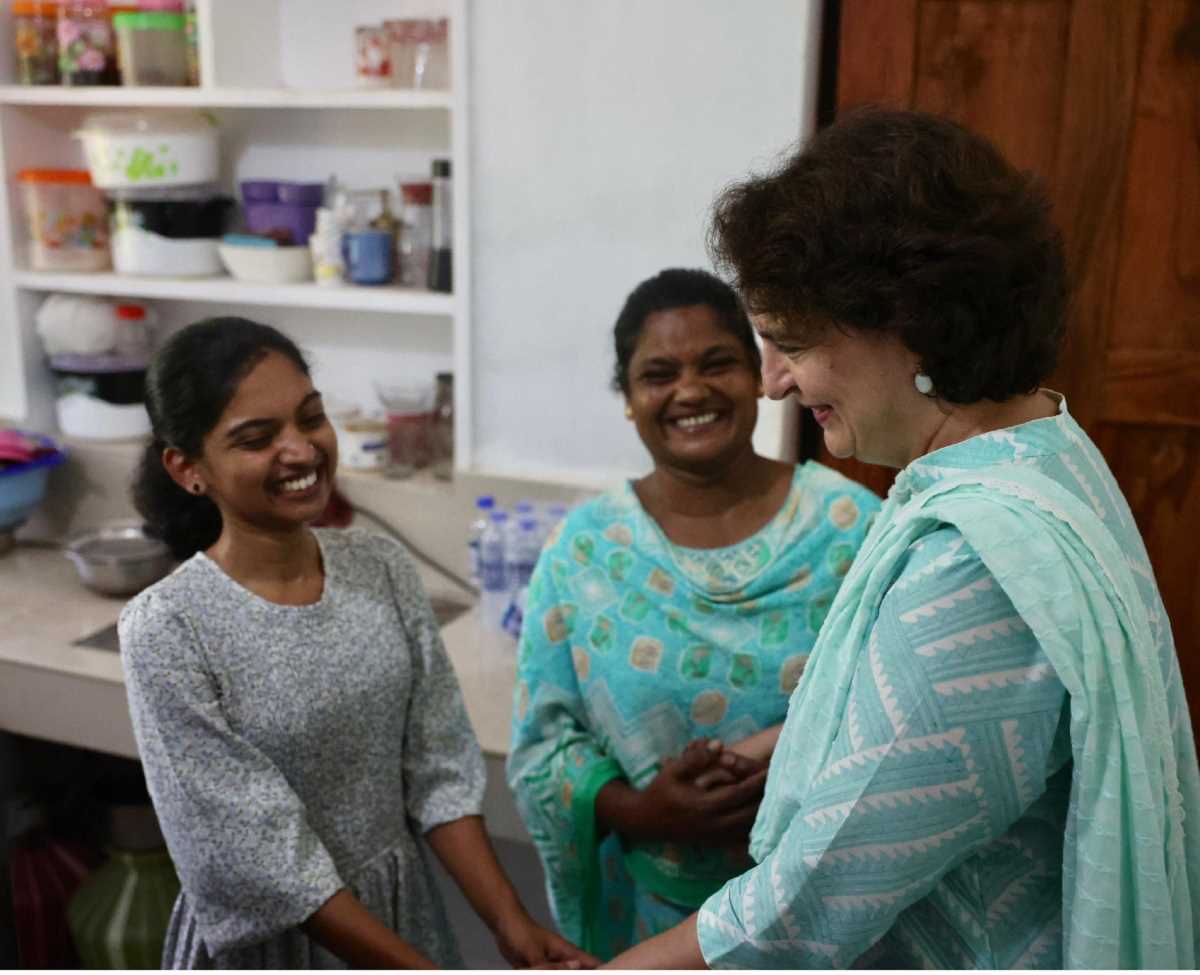 वायनाड में आपदा पीड़ित परिवार को कांग्रेस ने नया घर बनाकर दिया, घर में प्रवेश कर मुलाकात की